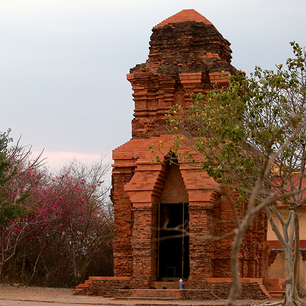 Tháp chàm Poshanư, di tích của Vương quốc Chăm Pa xưa