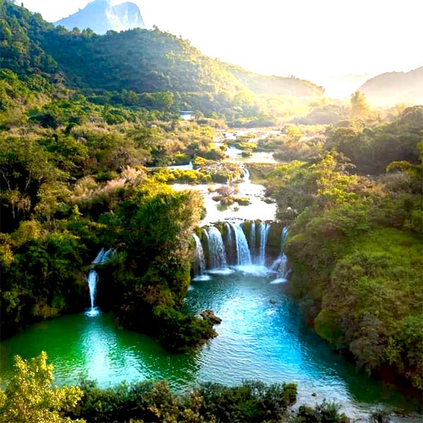 Thác Hoa hay còn gọi thác thác Thoong Lài tại huyện Hạ Lang là phiên bản nhỏ của thác Bản Giốc