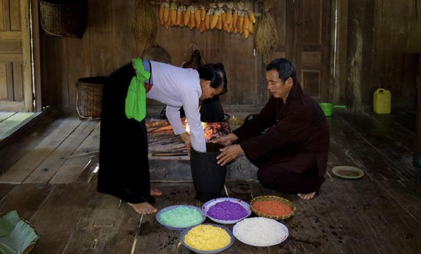 Nấu xôi ngũ sắc